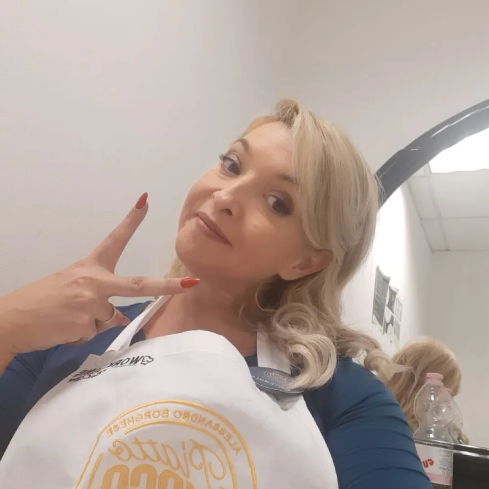 Caterina con una rivista di cucina — rispetto per il cibo
